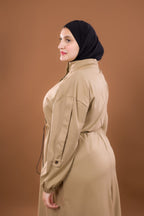Manteau Long Beige avec Capuche – Collection Hiver Élégance