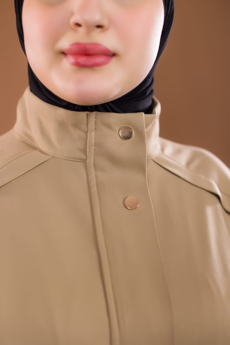 Manteau Long Beige avec Capuche – Collection Hiver Élégance
