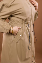 Manteau Long Beige avec Capuche – Collection Hiver Élégance