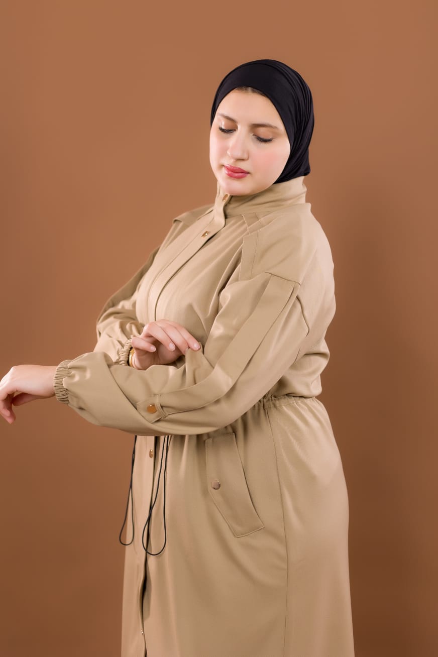 Manteau Long Beige avec Capuche – Collection Hiver Élégance