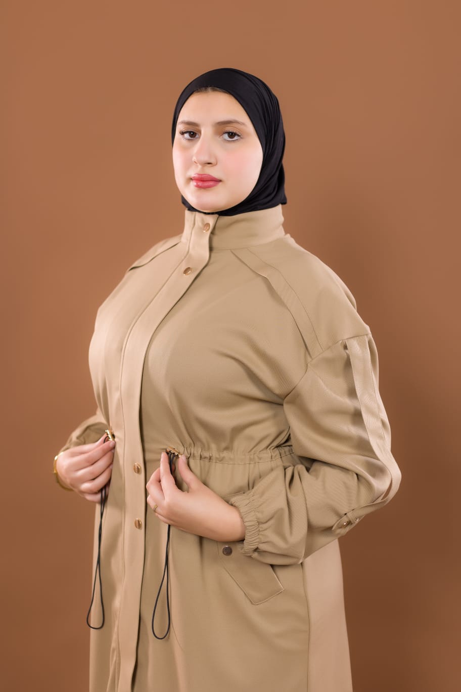 Manteau Long Beige avec Capuche – Collection Hiver Élégance