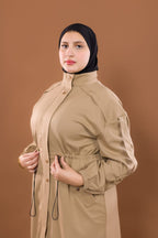 Manteau Long Beige avec Capuche – Collection Hiver Élégance